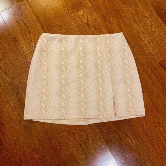 HONEY BELLE Women's Snakeskin Mini Skirt in Nude/Cream│Size Medium - Picture 5 of 16